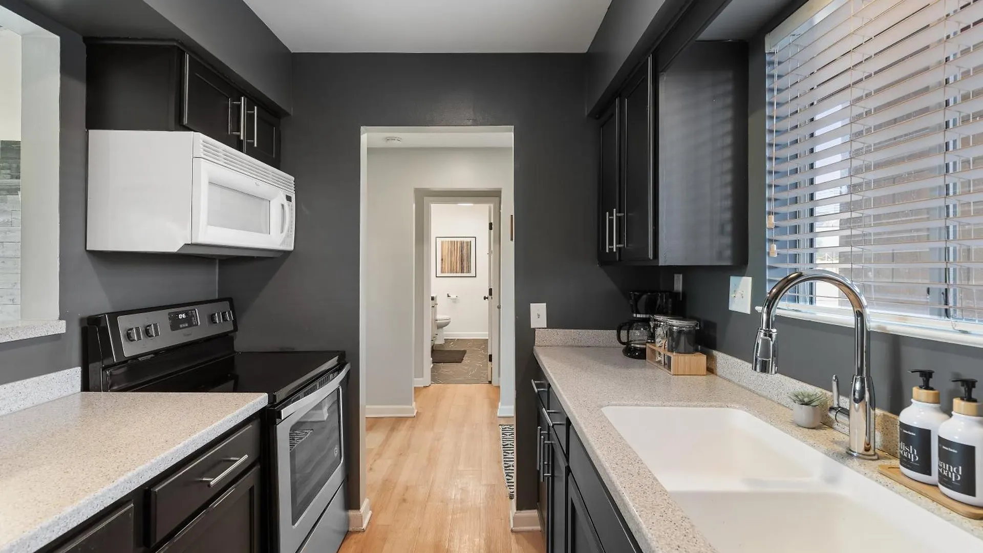 Nashville Oasis Walk To Broadway With Pool, Parking, Gym And Patio Apartment