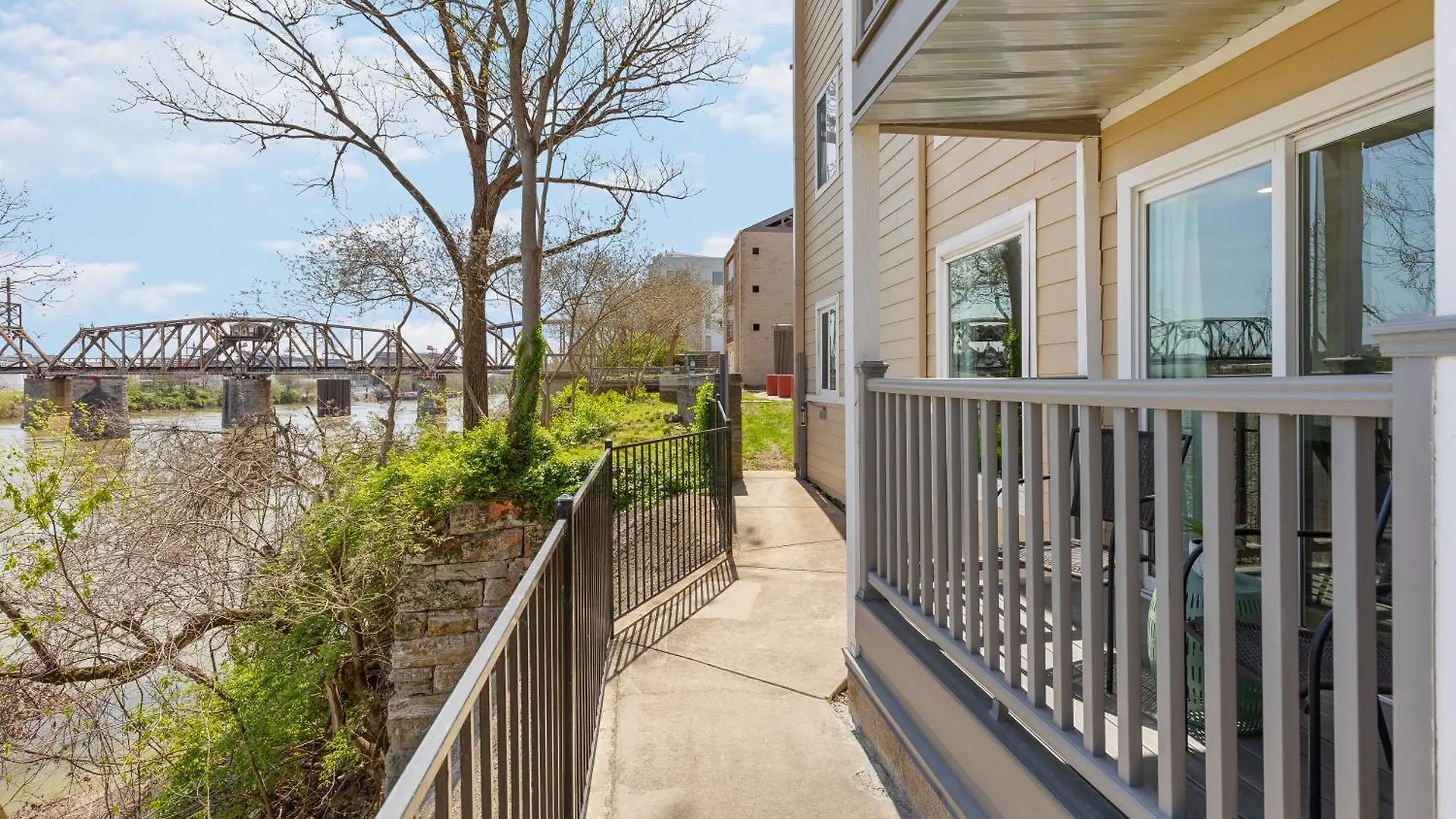 Nashville Oasis Walk To Broadway With Pool, Parking, Gym And Patio