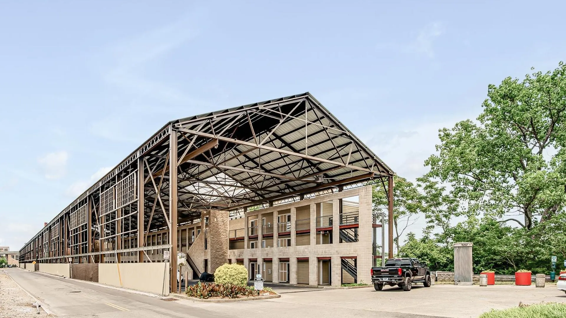 Nashville Oasis Walk To Broadway With Pool, Parking, Gym And Patio 0*,  United States