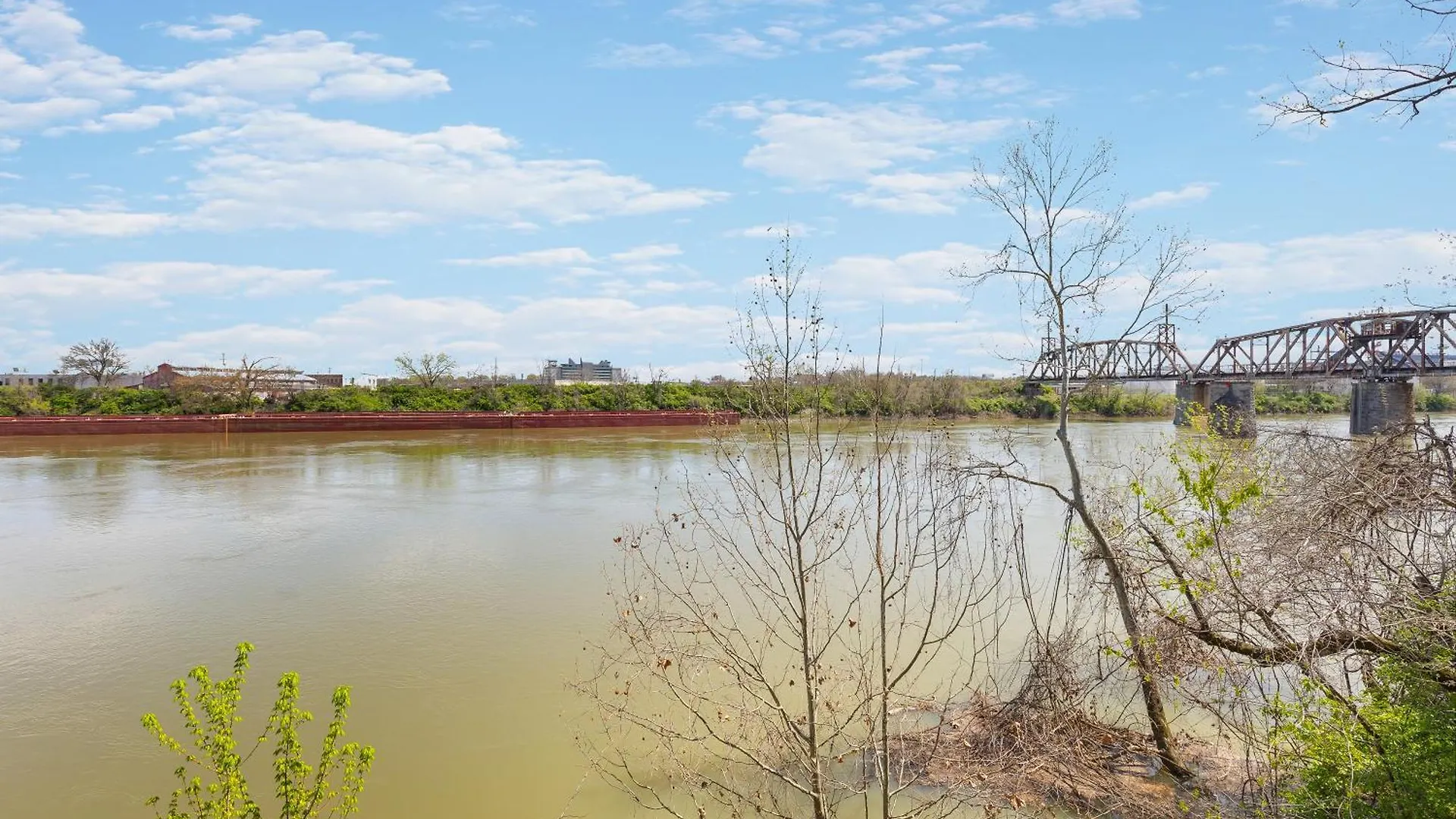 Nashville Oasis Walk To Broadway With Pool, Parking, Gym And Patio