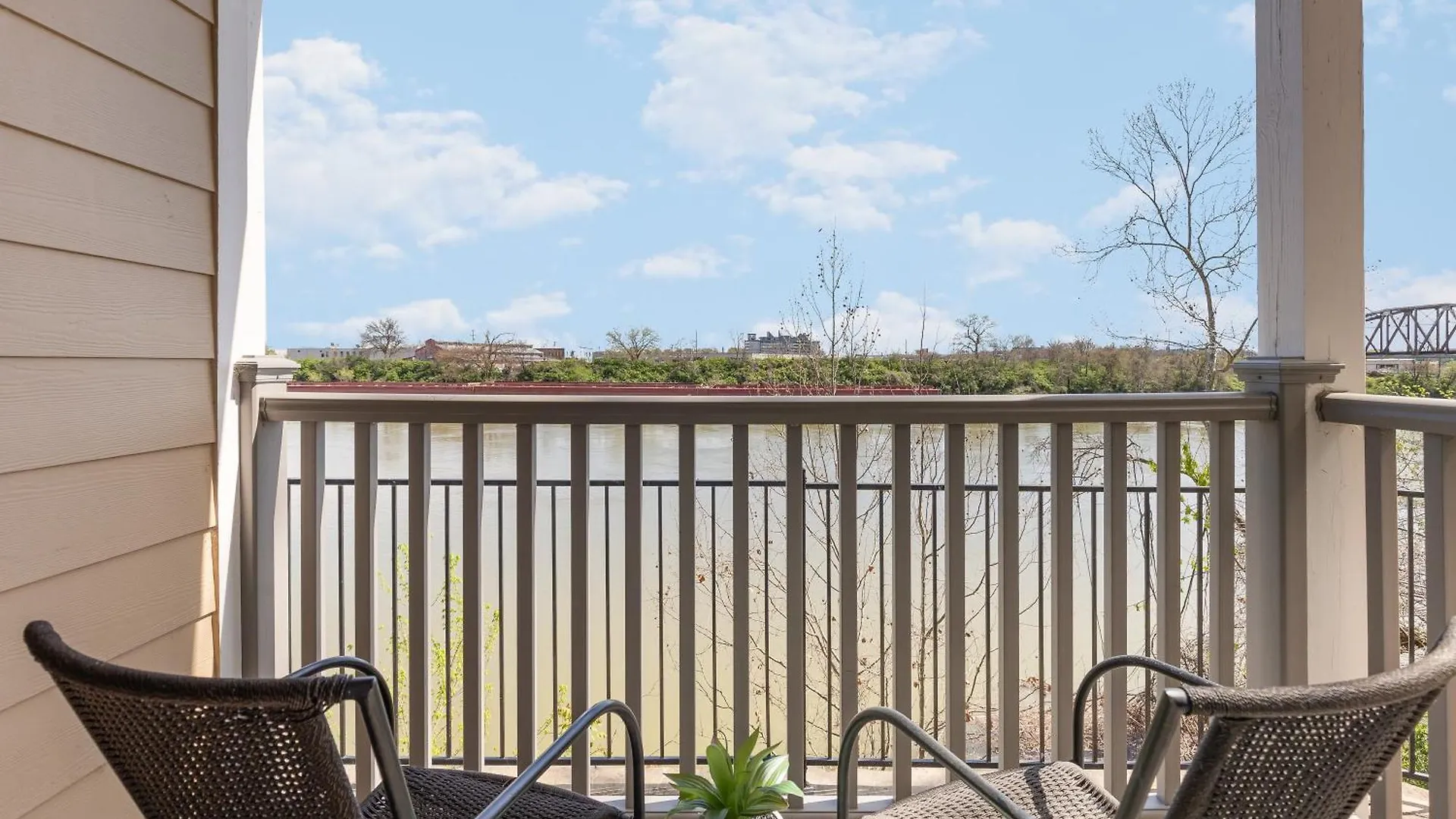 Nashville Oasis Walk To Broadway With Pool, Parking, Gym And Patio